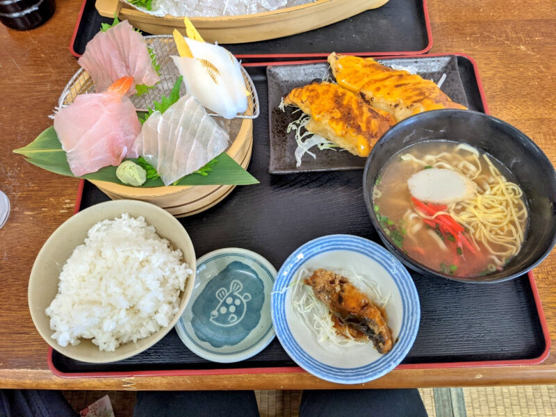 鮮魚と魚の唐揚げ 琉球 新鮮な海産物と豊富なメニューが魅力的 まったりおきなわ 鮮魚と魚の唐揚げ 琉球 新鮮な海産物と豊富なメニューが魅力的 まったりおきなわ