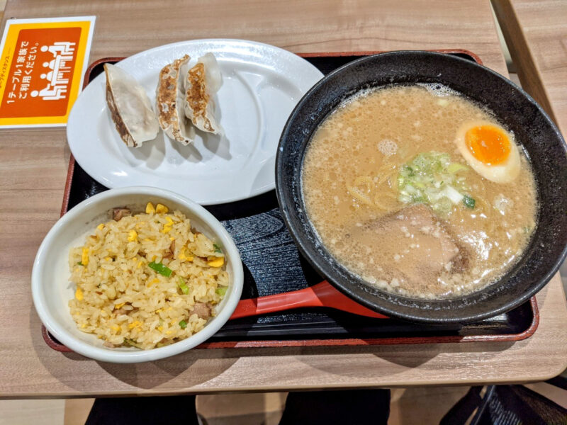 イオン南風原でこだわり麺のラーメン 越後秘蔵麺 無尽蔵 まったりおきなわ