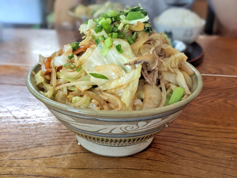 山盛り野菜の肉そばがなんと550円 与儀の大衆食堂 すずらん食堂 まったりおきなわ