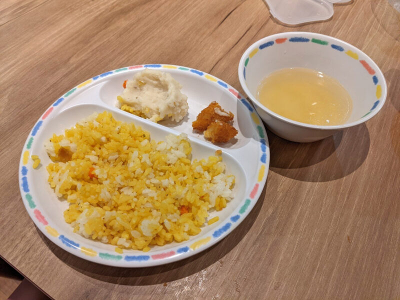 子供用取り皿とオニオンスープ