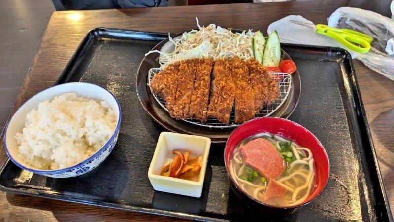 沖縄県産ロースカツ定食