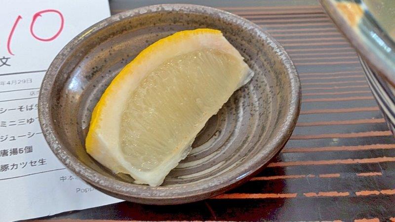 小皿に入ったレモン