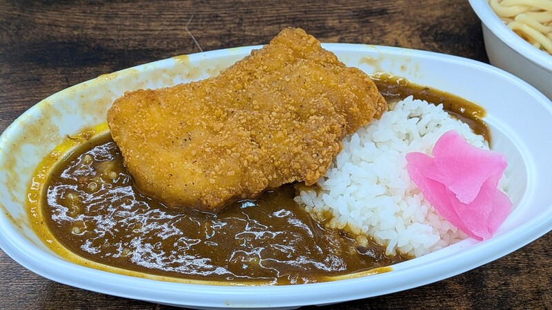 ファミチキをトッピングしたカレー
