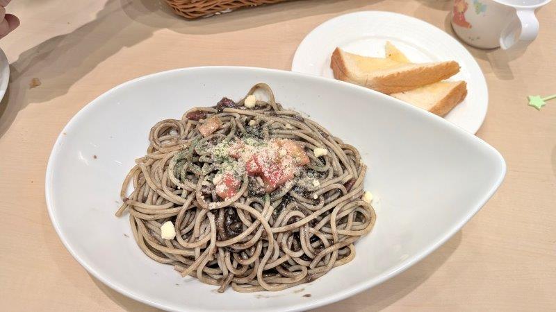 イカ墨とフレッシュトマトの情熱パスタ