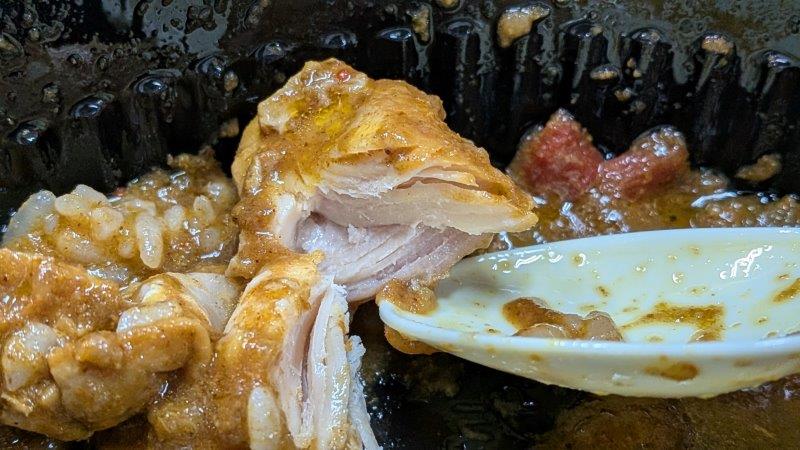 スプーンで切ったチキン