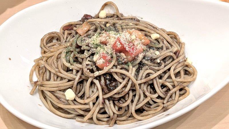 イカ墨とフレッシュトマトの情熱パスタ