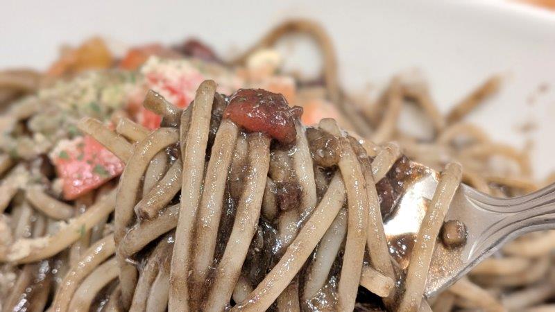 イカ墨とフレッシュトマトの情熱パスタ