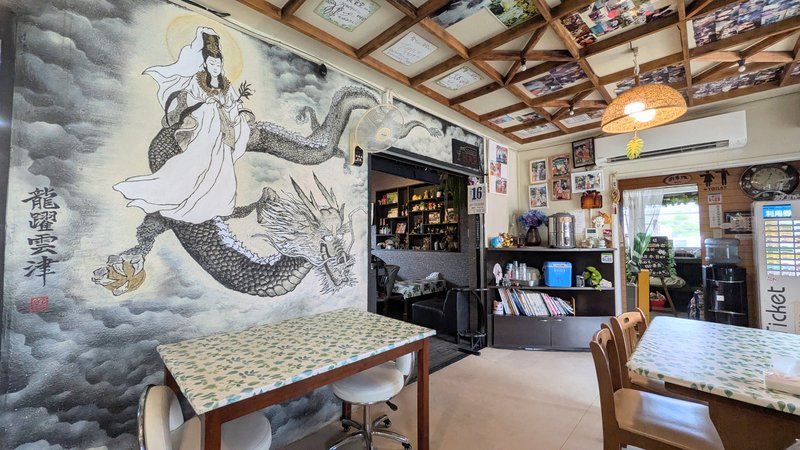 愛ちゃん食堂 店内 龍の壁画