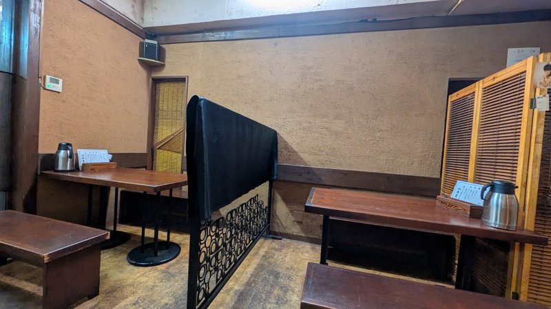 沖縄そばつるまつ 店内 テーブル席