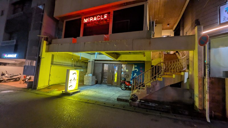 沖縄そばつるまつ 外観 夜の松山