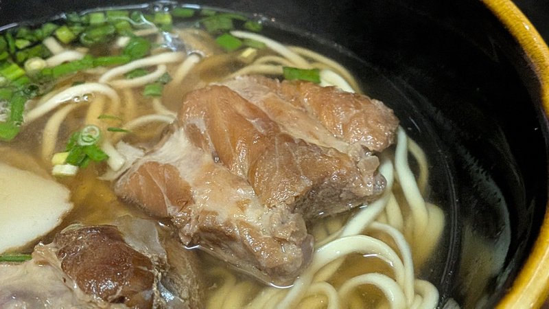 沖縄そばつるまつ 軟骨ソーキ アップ