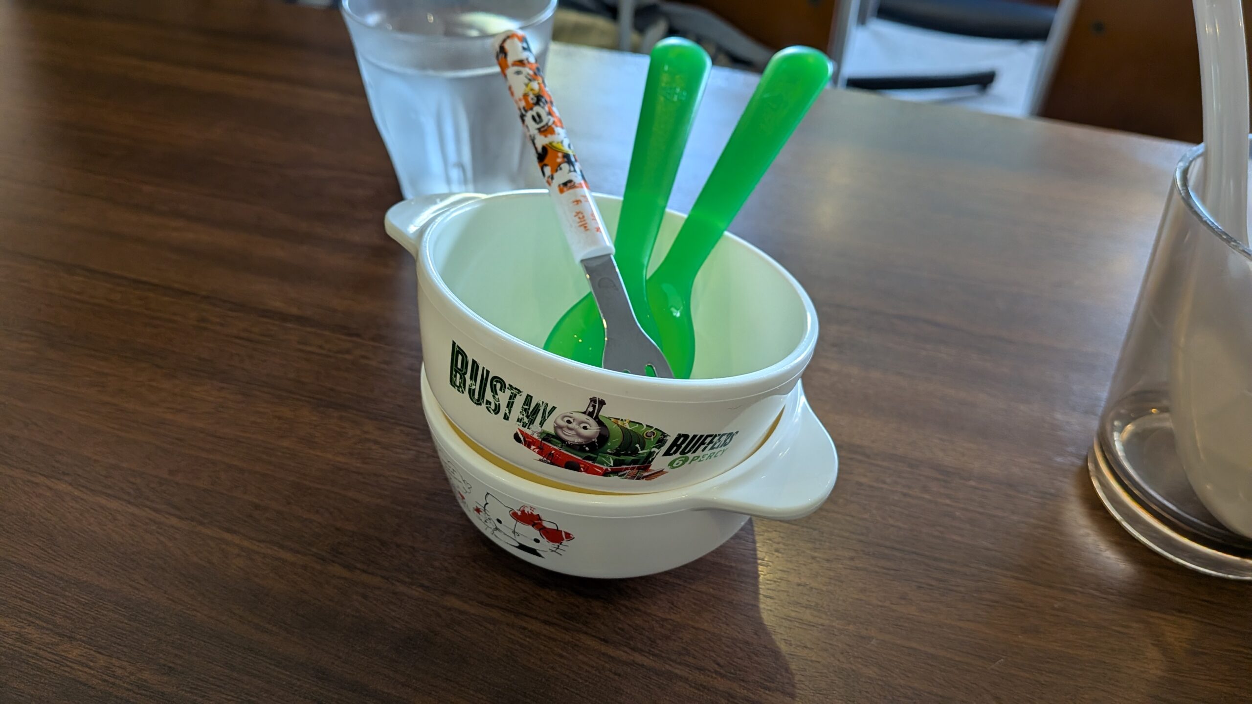子ども用の食器とスプーン