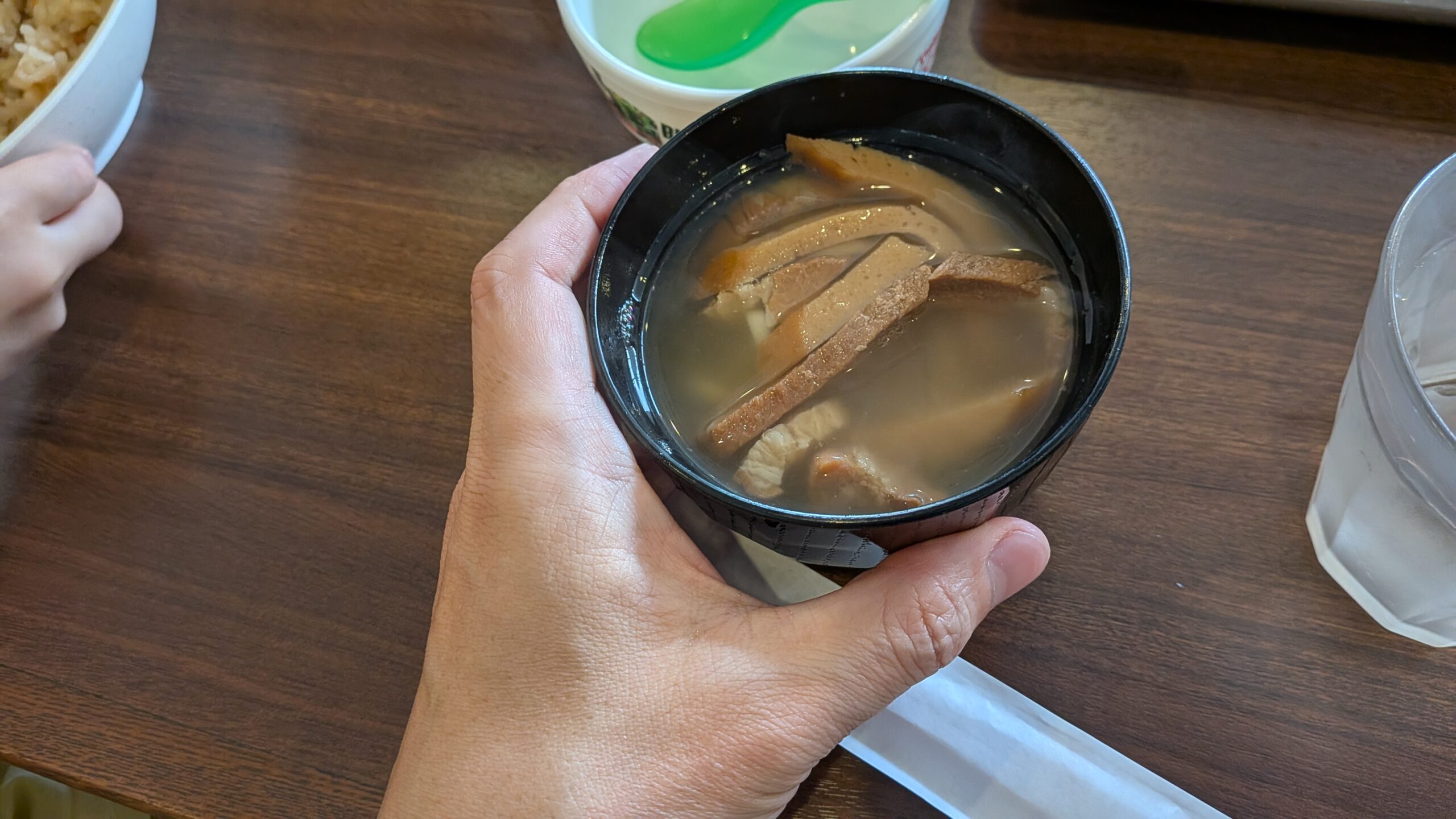 ミニそばを持つ子どもの手