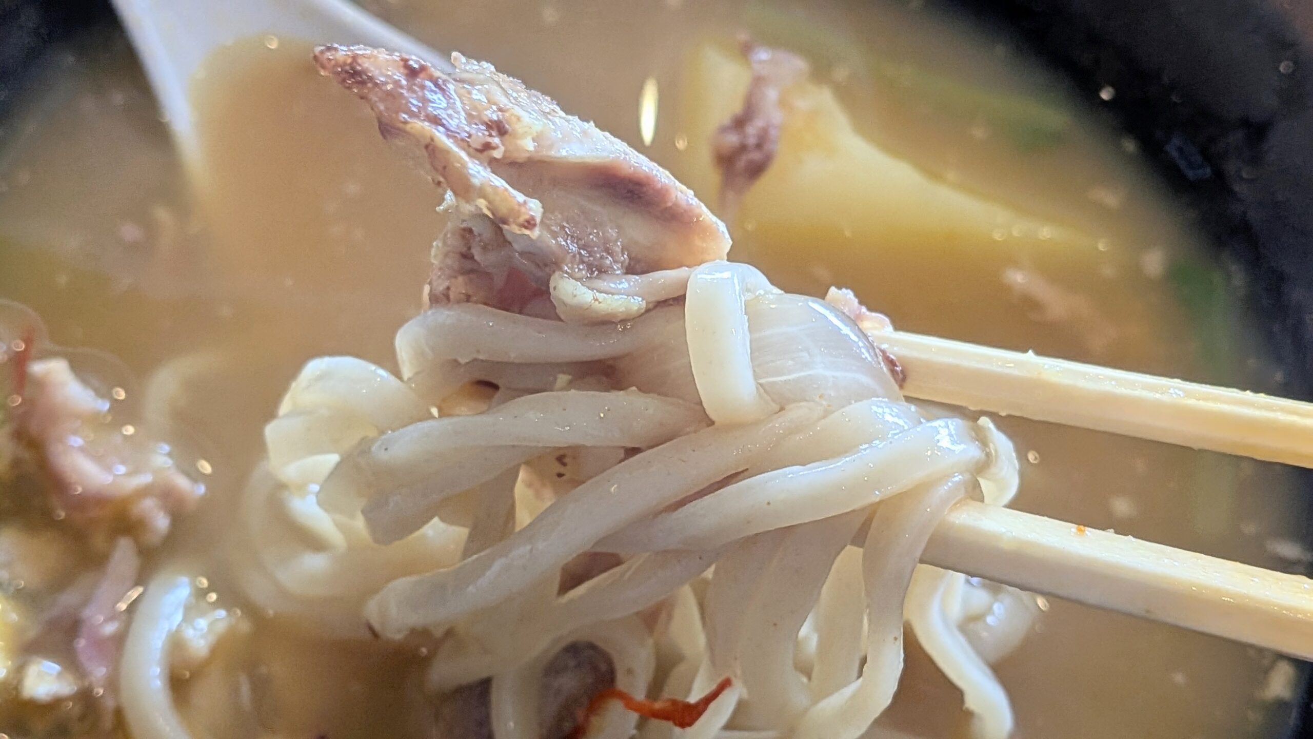 追麺を骨汁に入れて