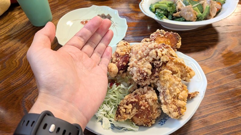 唐揚げと手のひらの比較